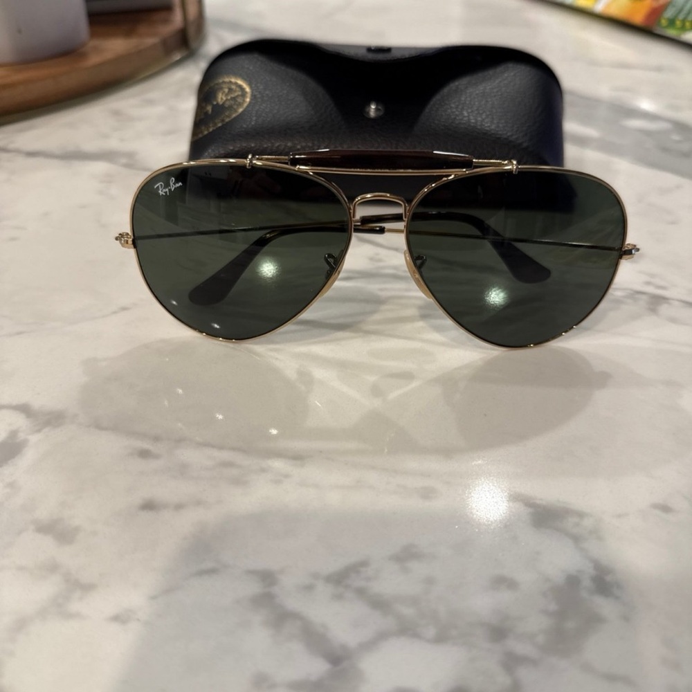 Ray-Ban Aviator Sunglasses with Dark Green Lenses